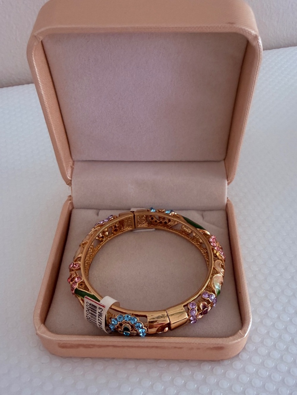 NWT Beautiful hinged bangle bracelet